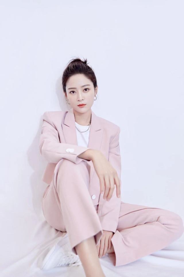 王媛可穿粉色系西装搭配丸子头清爽甜美很有校花风