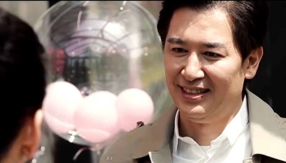 黄奕带女儿与崔伟户外烧烤,女儿主动给叔叔夹菜,一家三口画面温馨