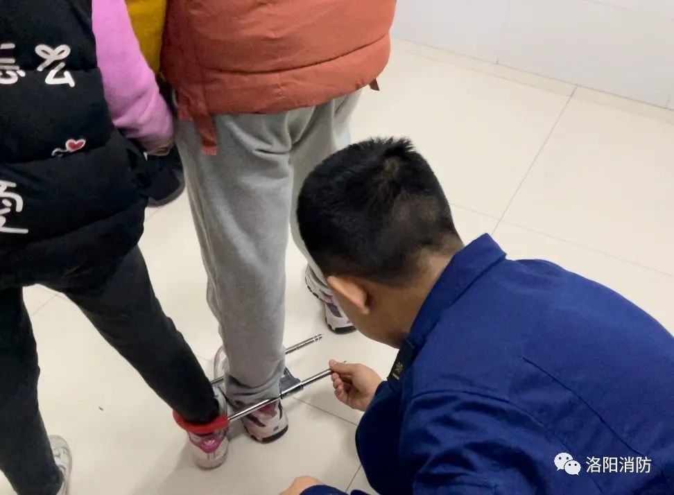 河南洛阳"熊孩子"u型锁套腿 消防员变身"外科医生"成功解救