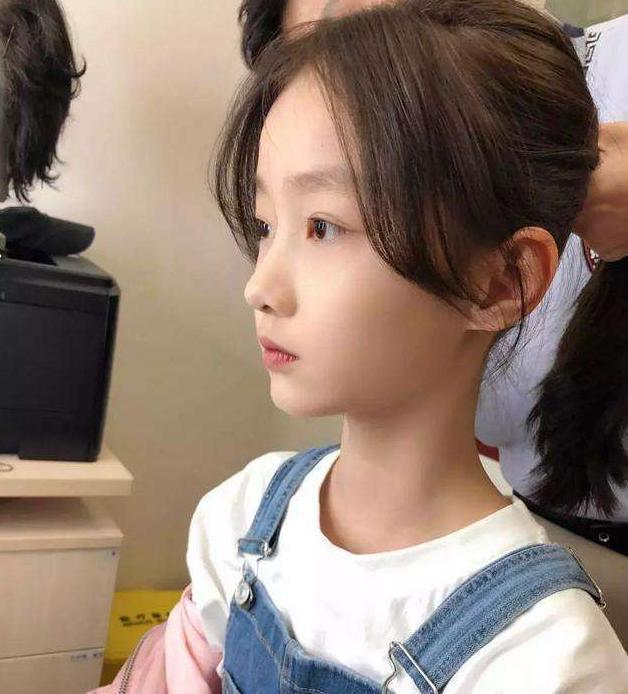 很显然如今的纪姿含已经出落成了一个活泼可爱的少女,照片中的她不仅