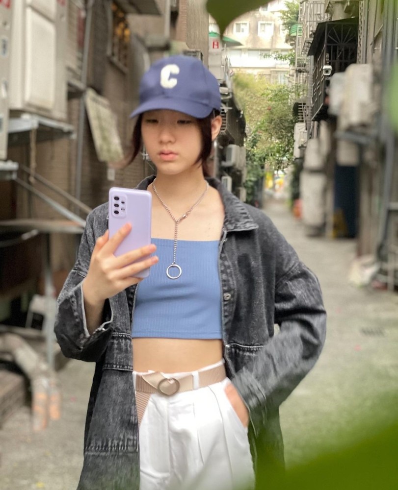 小s15岁长女许曦文晒近照穿短裤露小蛮腰风格成熟大胆像妈妈