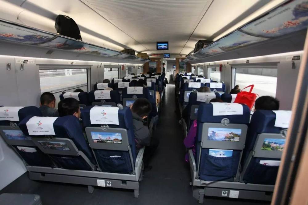 坐高铁时发现你的座位被一位买了无座票的孕妇坐了你会怎么做