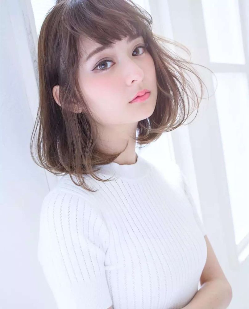 脸宽大都是方脸型或者大圆脸居多,从发型设计的原理上来说,可通过增加