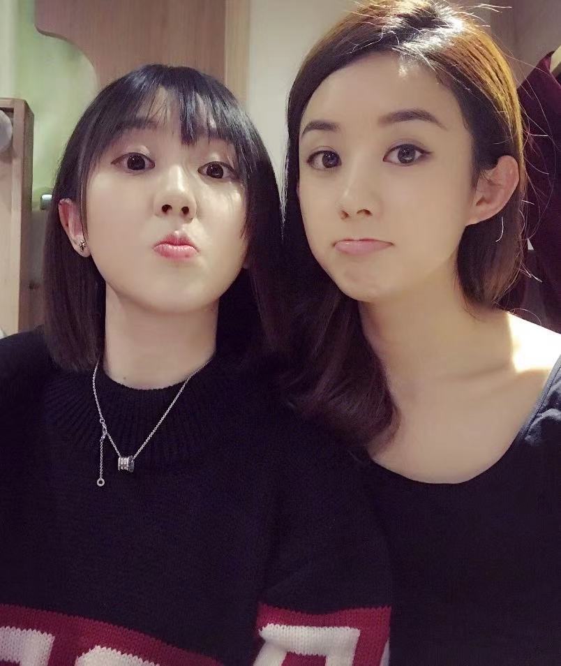 赵丽颖跟闺蜜朋友圈自拍曝光颖宝中分长发纯素颜私下状态很软萌