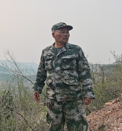 我认识王书记已经好几年了,印象中的王书记是一个标准的村支书形象