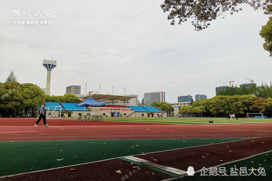 嘉興學院越秀校區田徑場感覺今天的我是一名大一新生,新的校園環境,有