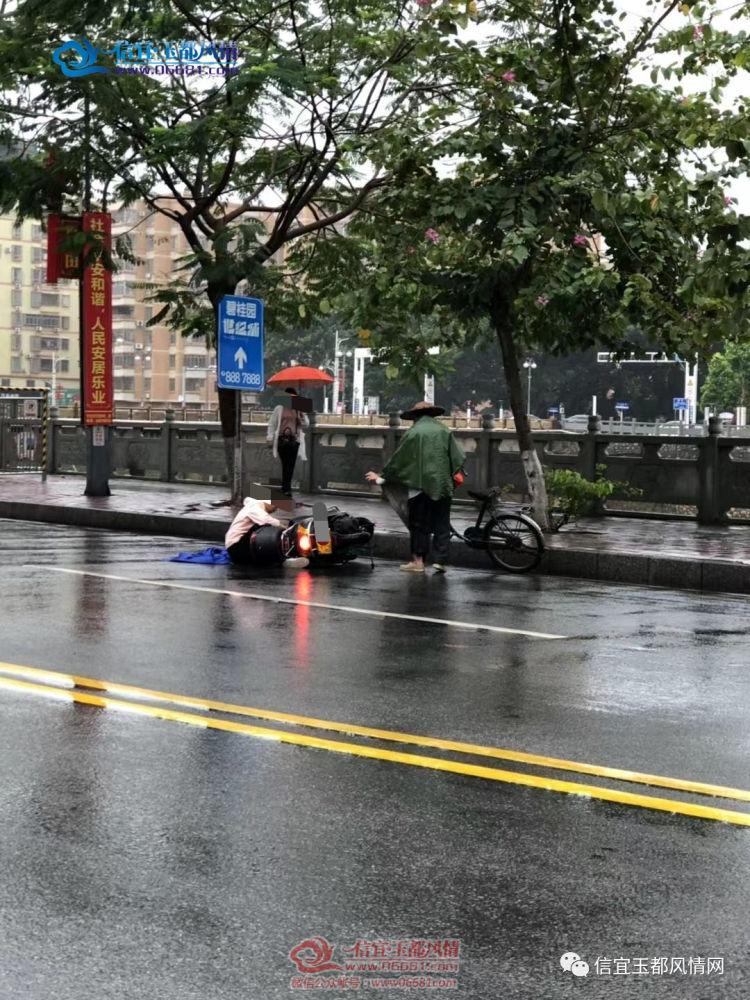 天雨路滑女子驾驶摩托车疑避让自行车而摔倒