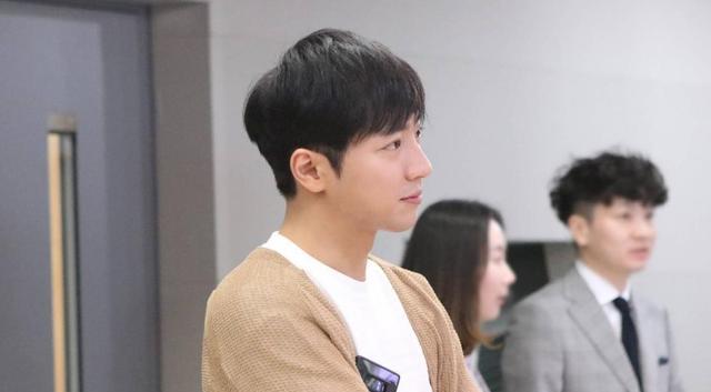 百变演技李相烨与孔贤珠相恋3年却分手登跑男人气飙升