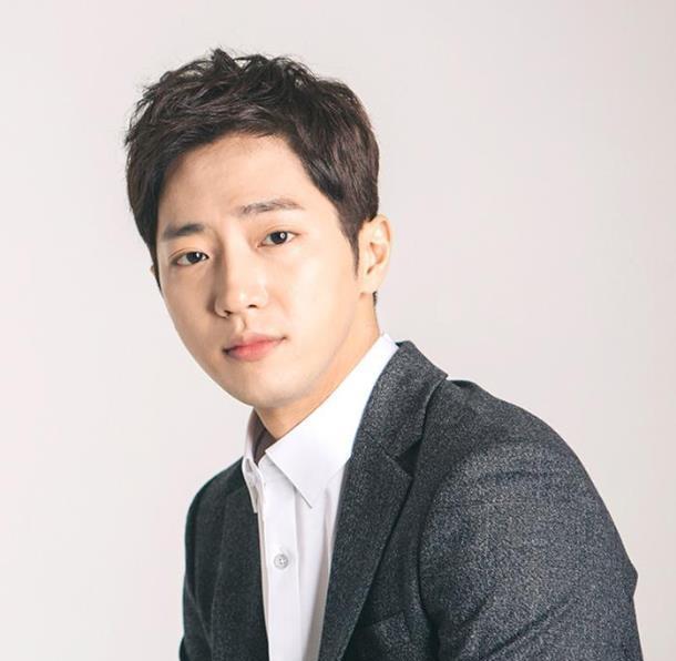 百变演技李相烨与孔贤珠相恋3年却分手登跑男人气飙升