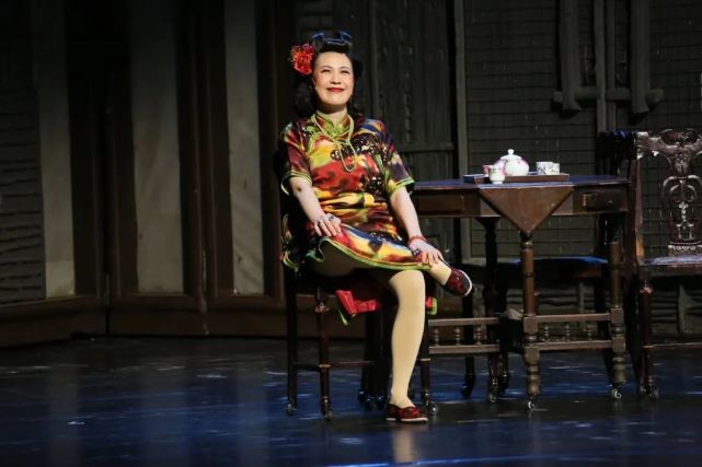 四世同堂里的大赤包和比萨斜塔里的妻子竟然是同一位演员
