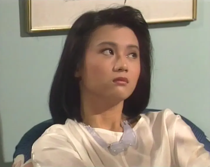 1965年出生的她,毕业于新加坡广播局第6期演员训练班,当时就已经凭借