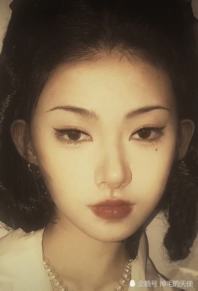 不过细心的网友会发现照片中的不同,虽然是同样的妆容,但西红柿ovo会