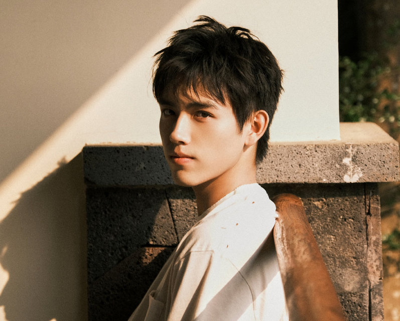 陈飞宇21岁生日写真曝光 粉丝直言 颜值完全长在审美点上 腾讯新闻