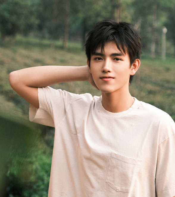 陈飞宇21岁生日写真曝光 粉丝直言 颜值完全长在审美点上 腾讯新闻