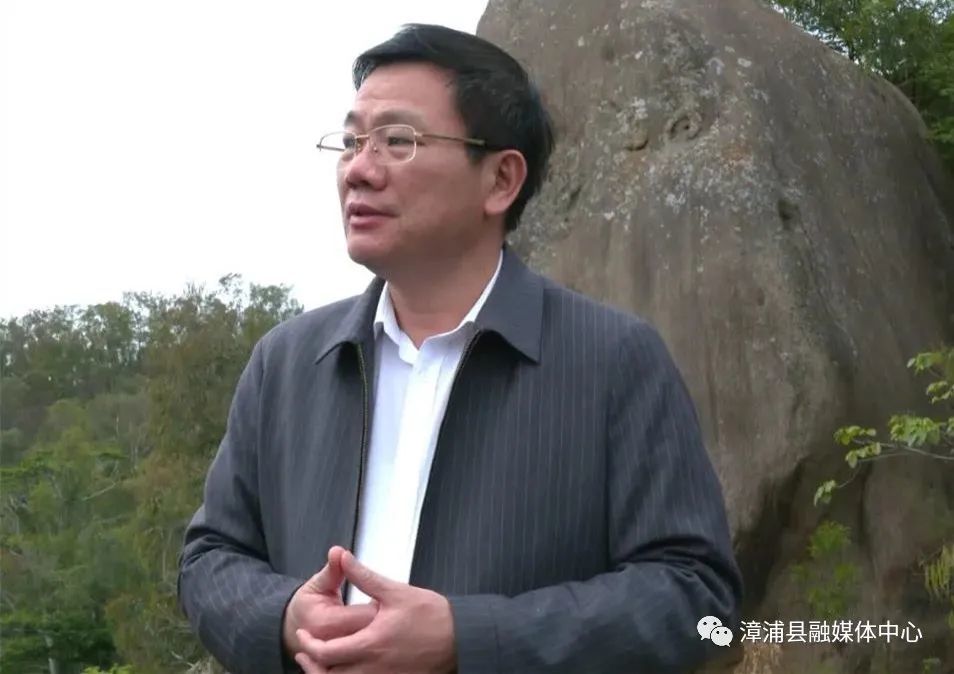 副县长郑世然参加活动 凤山自然条件得天独厚,怪石嶙峋,生态优美.