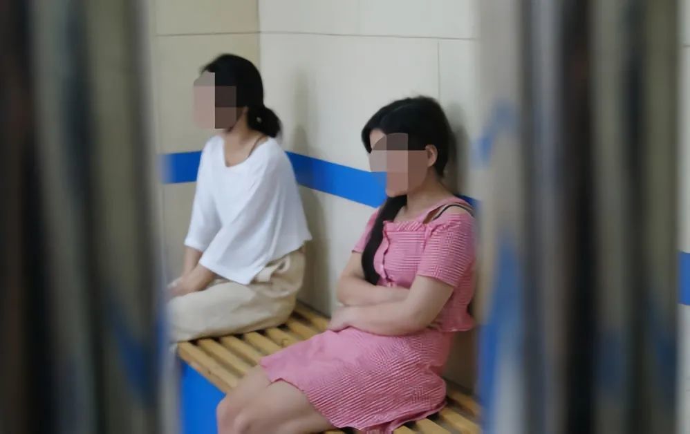 莆田某酒店扫黄现场曝光拉走了3车人