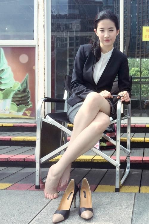 刘亦菲这身穿搭应该是最大胆的一次露肩深v包臀风格全上