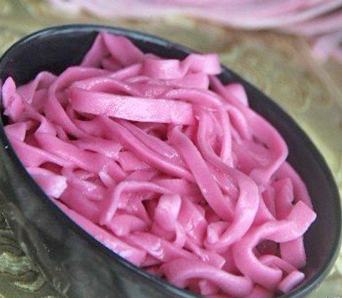 每日美食,分享粉色手擀面的做法