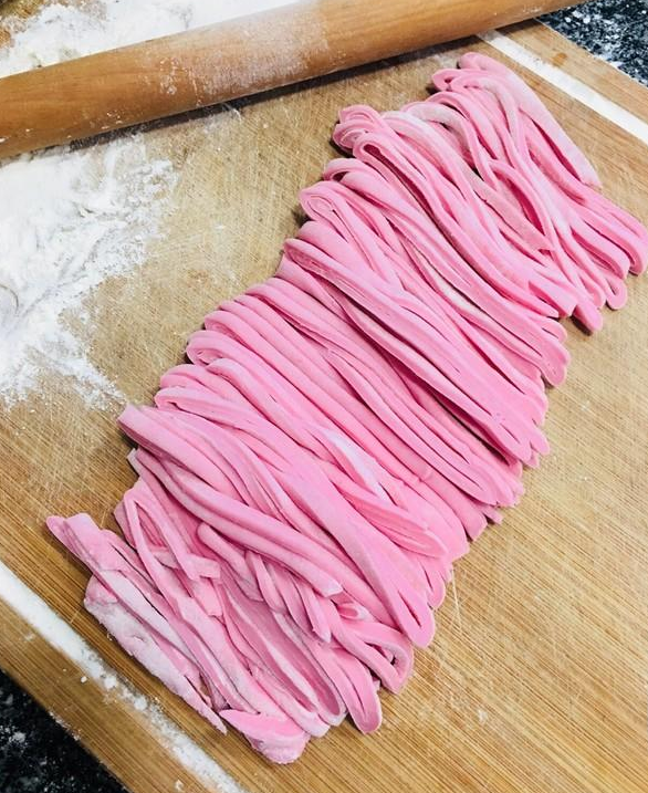 每日美食,分享粉色手擀面的做法