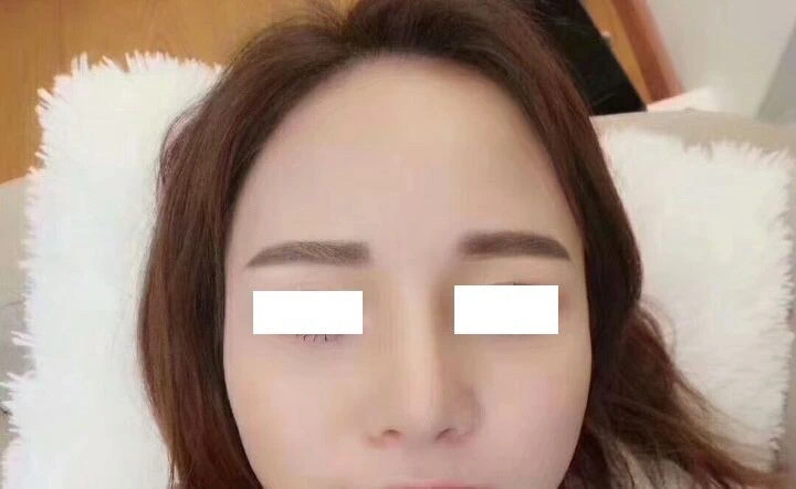 眉毛纹得又黑又浓看起来又凶又惊悚