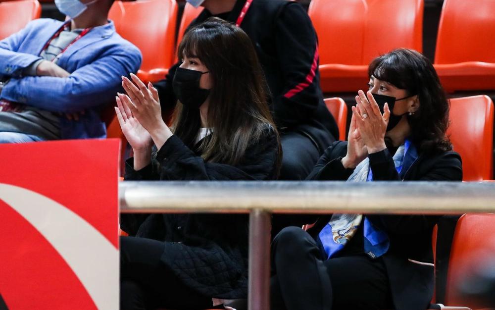 超高颜值阿的江小女儿亮相相貌白皙娇美阿迪娜神似迪丽热巴