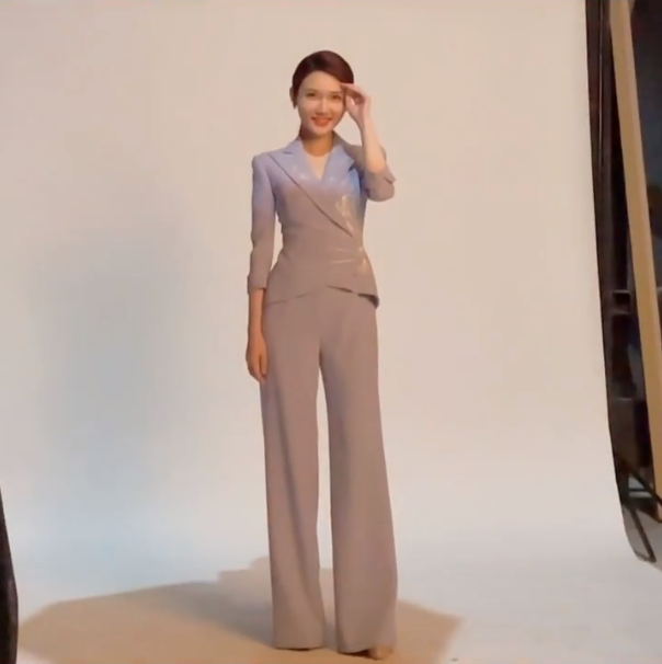 央视主持龙洋晒近照,身材瘦成板似纸片人,曾首登春晚口误引争议