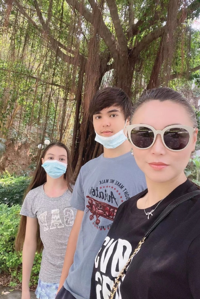 嫁给老外的花滑冠军陈露近照 45岁风韵犹存 混血儿女像爸爸 腾讯新闻