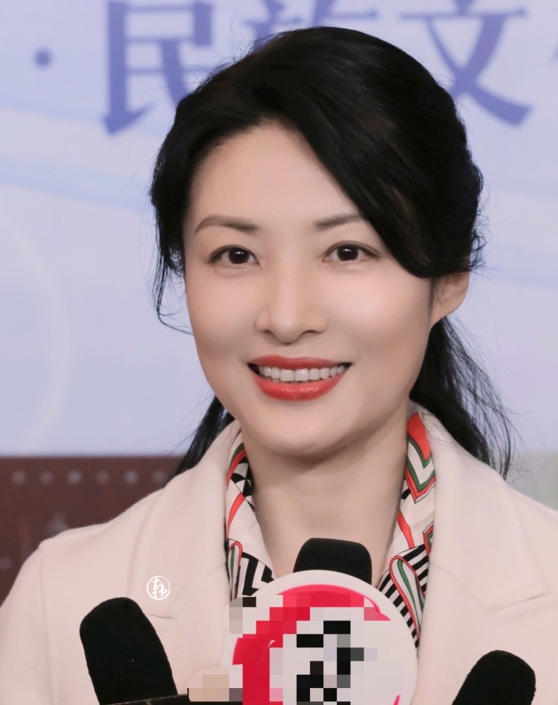 周涛近照细纹多显老态身形消瘦撑不起衣服成总导演被众人追随