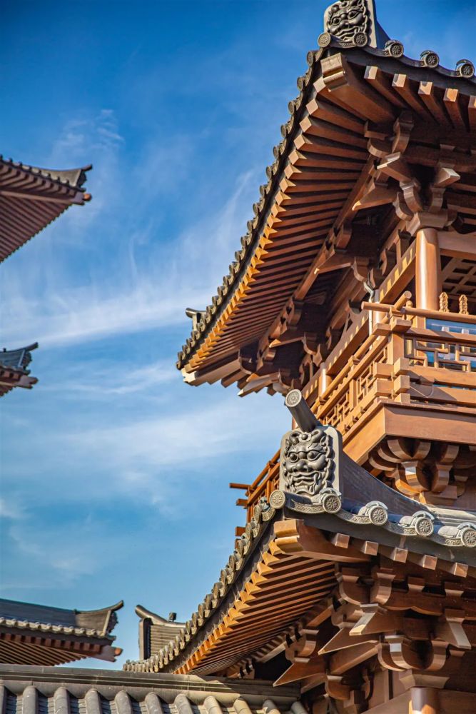 辅以质朴舒朗的建筑中央堆砌飘渺山,形成三层叠水以景阳楼和天渊池为