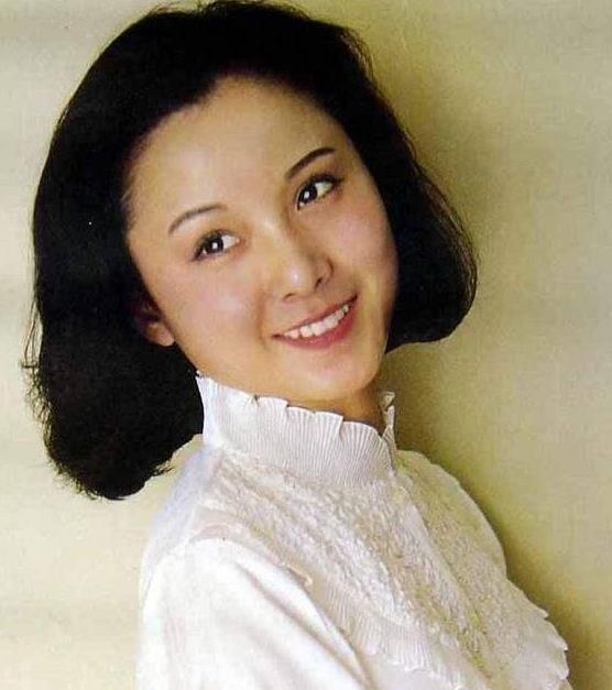 婚后23年被宠成公主,丈夫入狱后,她卖房接演出为丈夫还千万债务|苏越