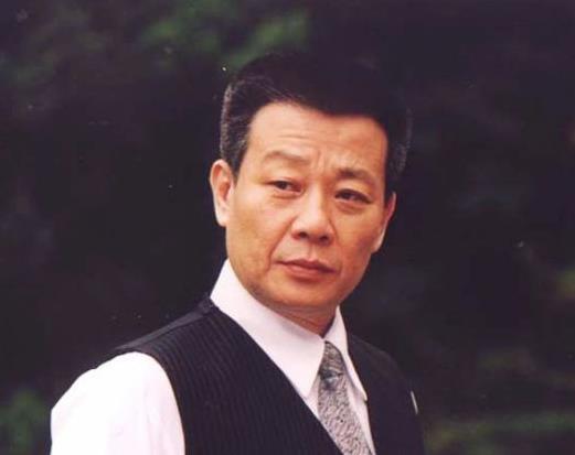 他是台湾著名演员娶两老婆住楼上楼下今66岁为生计坚持拍戏