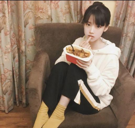 当年火遍全网的剪刀手女孩因太美被富豪追求今现状如何