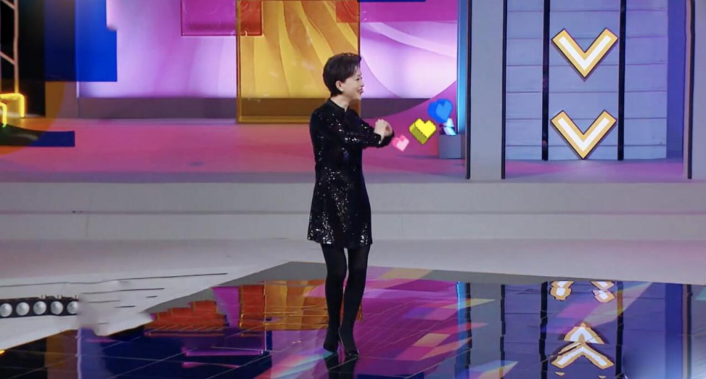 52岁杨澜首次上王牌太抢眼穿皮裙配黑丝袜苗条身段出挑再现央视一姐