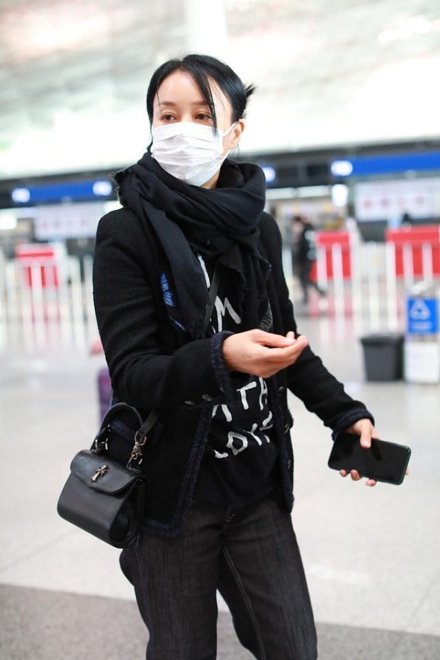 那英真怕冷裹着围巾走机场下搭一条喇叭裤气场全穿出来了