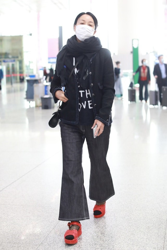 那英真怕冷裹着围巾走机场下搭一条喇叭裤气场全穿出来了