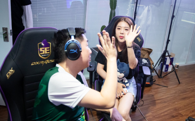 csgo一哥出事故打游戏现场被老婆扇巴掌说错话真的太可怕了