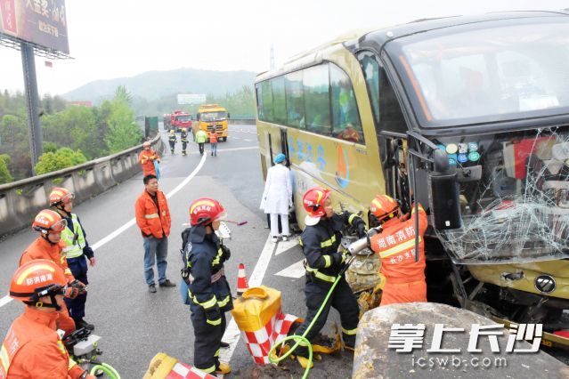 支队指挥中心接到报警称:许广高速往北靠近简家坳互通路段发生车祸