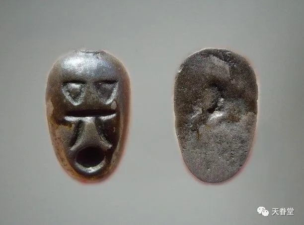 巽"字蚁鼻钱,因为有鼻子有眼有嘴,面相较丑陋,现在大家习惯称为鬼脸钱