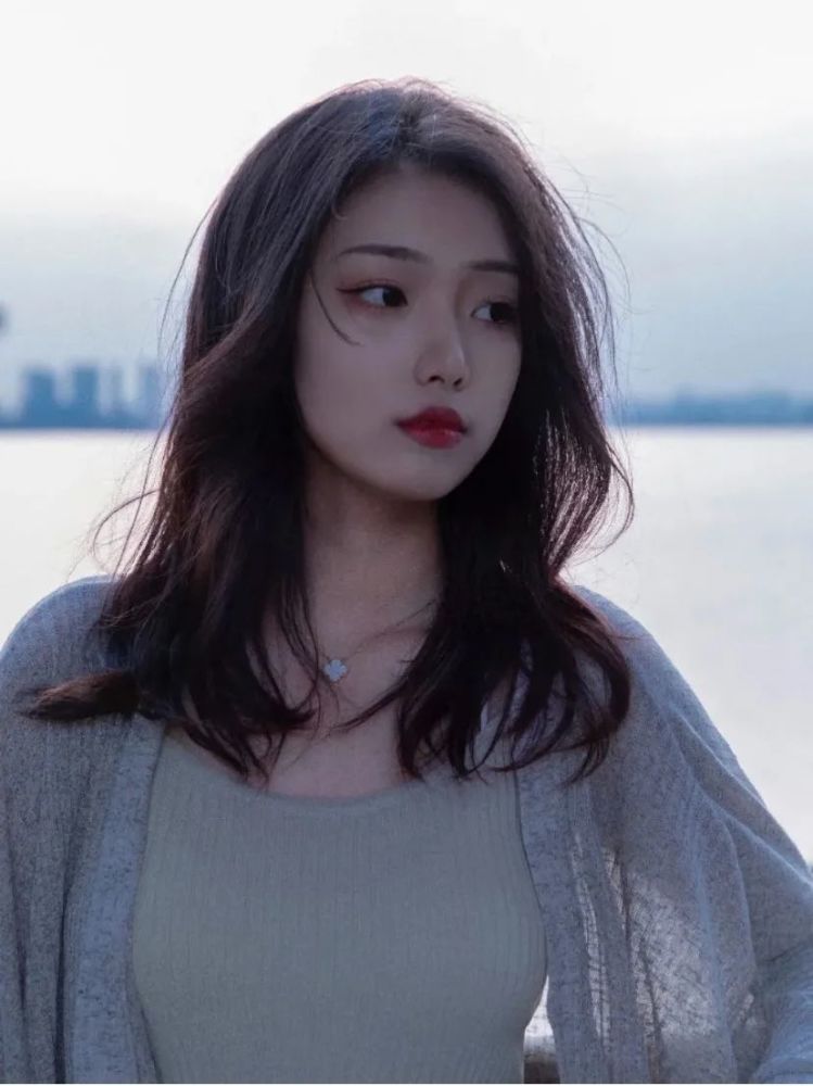 老掉牙的套路!都2021年了还营销校花美貌人设还想红?_腾讯新闻