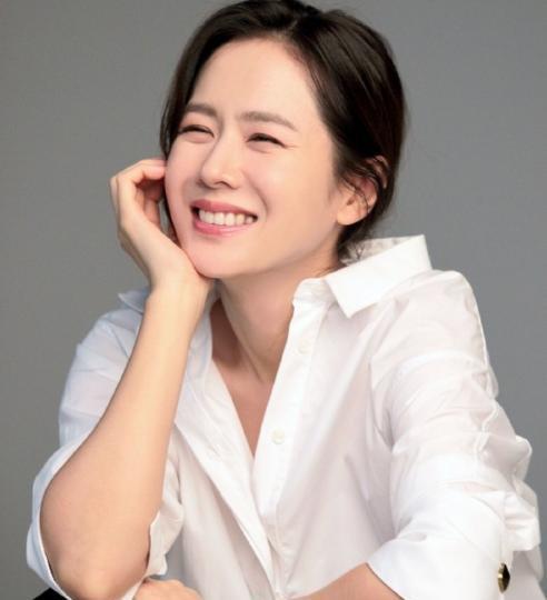 孙艺珍状态超好白衬衫超凡脱俗有气质披肩长发再回尹世丽