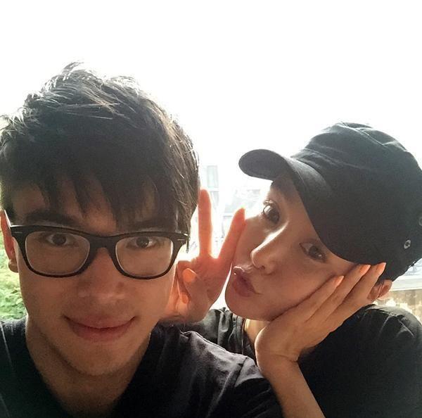不过杨颖因为有这样的弟弟而骄傲,在杨帆18岁生日那天,杨颖还罕见地晒