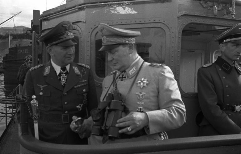 布鲁诺·勒尔策空军上将(左)与德国空军总司令赫尔曼·戈林在一起.