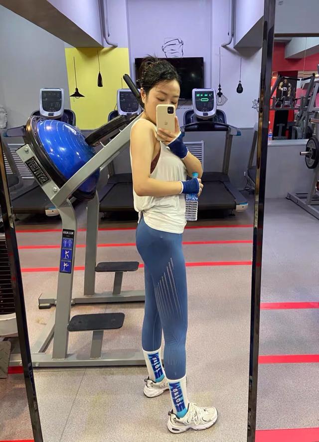 181cm的山东美女街头晨跑彰显女性魅力紧身裤尽显玲珑好身材