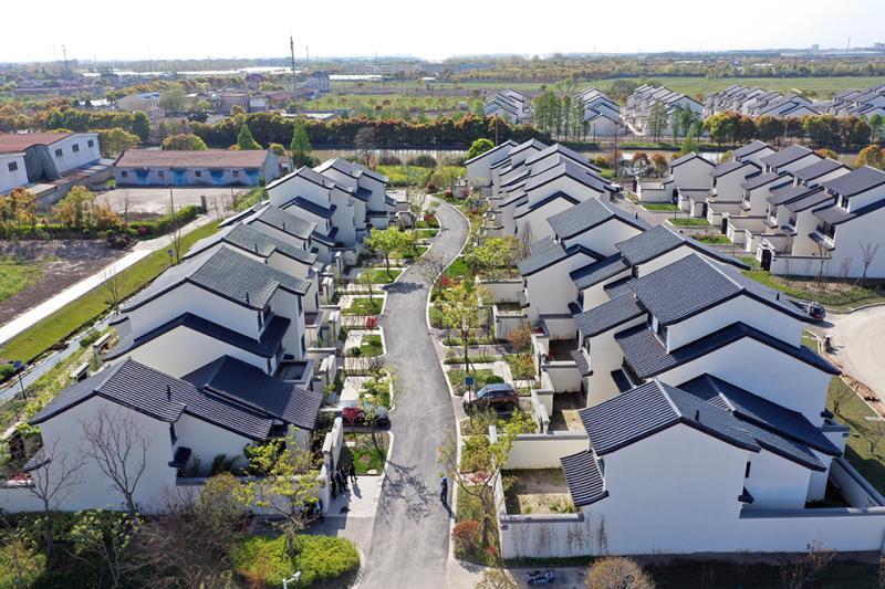 据了解:"乡悦华亭" 项目是由区,镇二级政府与上海地产集团合作,在华亭