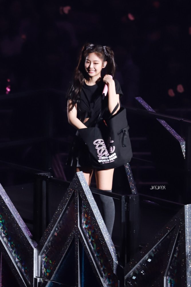 blackpinkjennie分享一组演唱会上的双马尾妮妮