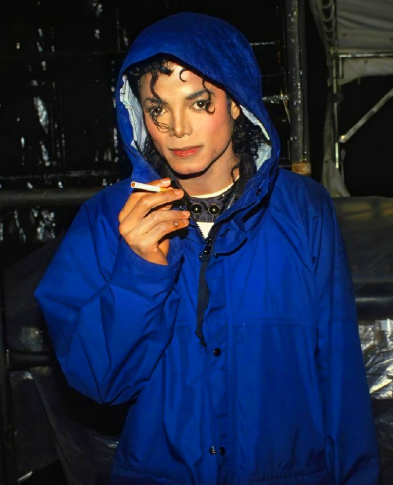 这张【摆拍照】拍摄于1987年bad巡演之日本站期间, mj在后台从工作