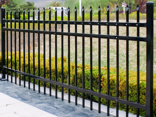 锌钢栅栏高度及杆件间距标准要求