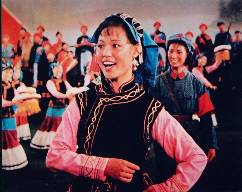 1964年大型音乐舞蹈史诗《东方红》中邓玉华演唱《情深谊长《情深