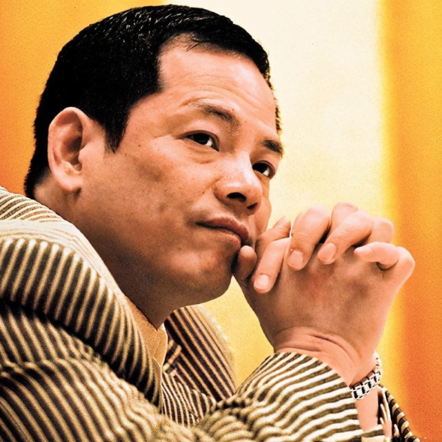 崩牙驹出狱后,与之前判若两人处事低调,为何却遭到美国制裁|摩顶平