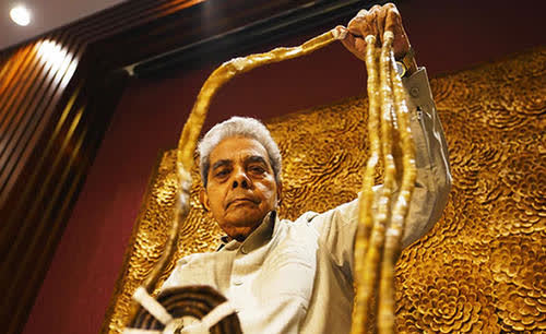 拥有着世界上最长指甲的人,名叫什里达尔·奇拉尔,是一名印度的老人
